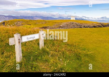 Richtung Eystrigja, einer eingestürzten Höhlenformation im Dorf Arnarstapi auf der Halbinsel Snaefellsnes, Island. Stockfoto