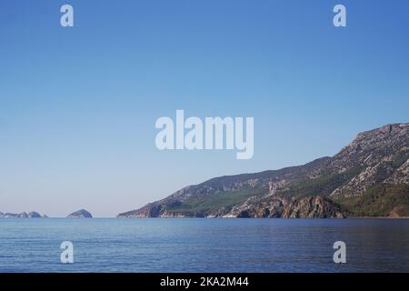 Kleine felsige Insel im Meer. Urlaub in der Türkei. Bootstour auf dem Meer. Foto an einem heißen Sommertag Stockfoto