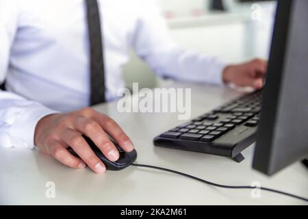 Ein Geschäftsmann arbeitet in seinem Büro. Nahaufnahme. Abstraktes Geschäftskonzept Stockfoto