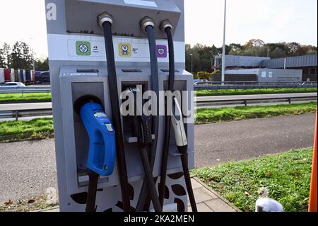 30. Oktober 2022, Nordrhein-Westfalen, Aachen: Ladestange für Elektroautos mit 3 Ladesteckern Typen CHAdeMO CHAdeMO und AC Typ 2 drei Ladesteckern Elektroauto-Ladegerät Foto: Horst Galuschka/dpa/Horst Galuschka dpa Stockfoto