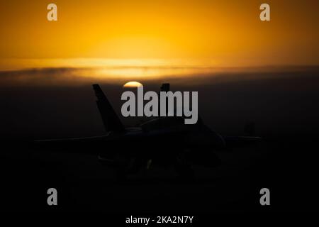 Ein FA-18 Hornet sitzt auf dem Asphalt, bevor die Massen auf der Miramar Airshow 2022 in San Diego, Kalifornien, ankommen. Stockfoto