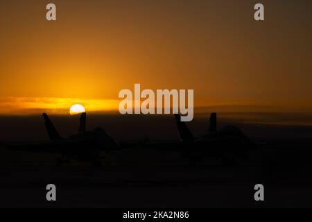Zwei FA-18 Hornets sitzen auf dem Asphalt, bevor die Massen auf der Miramar Airshow 2022 in San Diego, Kalifornien, ankommen. Stockfoto