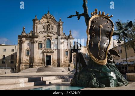 Ansicht der Skulptur von Salvador Dalì 'Adel der Zeit' mit hinter der Kirche von Franz von Assisi in Mdera Stockfoto