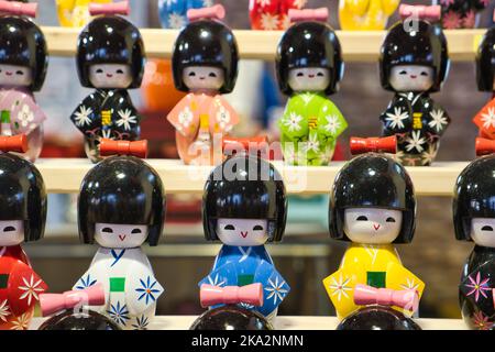 Nahaufnahme einer Reihe japanischer Holzpuppen Stockfoto