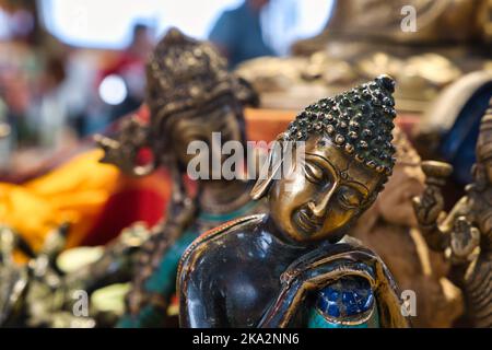 Nahaufnahme eines Details einer Buddha-Statue in einem orientalischen Laden Stockfoto