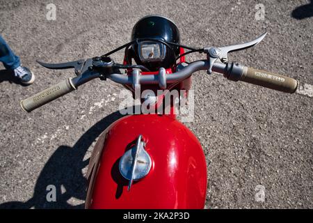 Draufsicht auf den Lenker eines alten Moto Guzzi Stockfoto