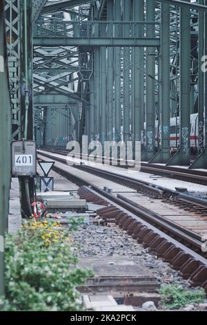 Eine vertikale Aufnahme der Bahngleise auf der Hohenzollernbrücke in Köln Stockfoto