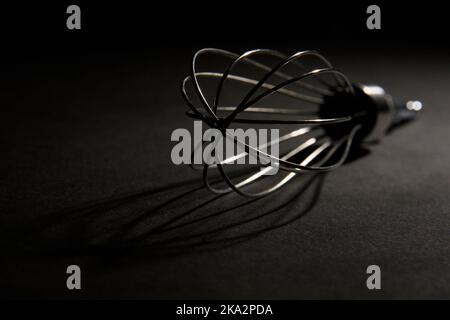 Ein Rührer aus Stahl mit Schatten in einem dunklen Raum. Stockfoto