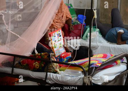 Dhaka, Bangladesch. 31. Oktober 2022. Dengue-Patienten mit Kindern in Bangladesch, die mit einem Moskitonetz bedeckt sind, leiden am 31. Oktober 2022 an Dengue-Fieber, als sie in der Aufnahmeabteilung des Dhaka Child Hospital in Dhaka, Bangladesch, behandelt werden. Fast 38024 Menschen wurden bis heute seit Januar hospitalisiert und 141 Todesfälle verzeichnet, und in den letzten 24 Stunden wurden 873 Patienten in Krankenhäuser eingeliefert, so das Büro des Gesundheitsministeriums. Kredit: Mamunur Rashid/Alamy Live Nachrichten Stockfoto