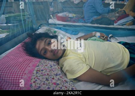 Dhaka, Bangladesch. 31. Oktober 2022. Dengue-Patienten mit Kindern in Bangladesch, die mit einem Moskitonetz bedeckt sind, leiden am 31. Oktober 2022 an Dengue-Fieber, als sie in der Aufnahmeabteilung des Dhaka Child Hospital in Dhaka, Bangladesch, behandelt werden. Fast 38024 Menschen wurden bis heute seit Januar hospitalisiert und 141 Todesfälle verzeichnet, und in den letzten 24 Stunden wurden 873 Patienten in Krankenhäuser eingeliefert, so das Büro des Gesundheitsministeriums. Kredit: Mamunur Rashid/Alamy Live Nachrichten Stockfoto