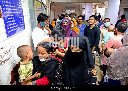 Dhaka, Bangladesch. 31. Oktober 2022. Verwandte versammeln sich mit ihren Kinderpatienten vor dem Notruftor, als sie am 31. Oktober 2022 zur Behandlung in Dhaka, Bangladesch, ins Kinderkrankenhaus von Dhaka kommen. Fast 38024 Menschen wurden bis heute seit Januar hospitalisiert und 141 Todesfälle verzeichnet, und in den letzten 24 Stunden wurden 873 Patienten in Krankenhäuser eingeliefert, so das Büro des Gesundheitsministeriums. Kredit: Mamunur Rashid/Alamy Live Nachrichten Stockfoto