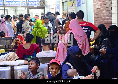 Dhaka, Bangladesch. 31. Oktober 2022. Verwandte versammeln sich mit ihren Kinderpatienten vor dem Notruftor, als sie am 31. Oktober 2022 zur Behandlung in Dhaka, Bangladesch, ins Kinderkrankenhaus von Dhaka kommen. Fast 38024 Menschen wurden bis heute seit Januar hospitalisiert und 141 Todesfälle verzeichnet, und in den letzten 24 Stunden wurden 873 Patienten in Krankenhäuser eingeliefert, so das Büro des Gesundheitsministeriums. Kredit: Mamunur Rashid/Alamy Live Nachrichten Stockfoto