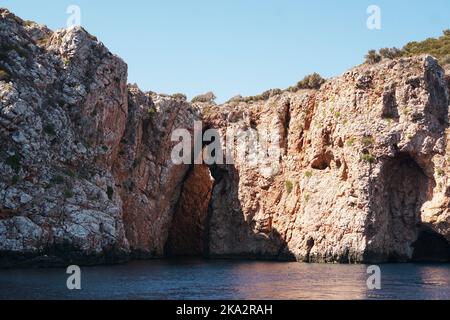 Blick auf die Küste der Insel Suluada auf das Mittelmeer. Meereshöhlen im mittelmeer Stockfoto