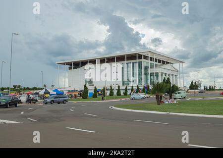 Paulinia-sp,Brasilien-Oktober 30,2022 : Paulinia Municipal Theatre 'Teatro Municipal de paulinia' gesamte Struktur an einem bewölkten Tag. Stockfoto