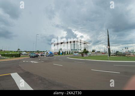 Paulinia-sp,Brasilien-Oktober 30,2022 : Paulinia Municipal Theatre 'Teatro Municipal de paulinia' gesamte Struktur an einem bewölkten Tag. Stockfoto