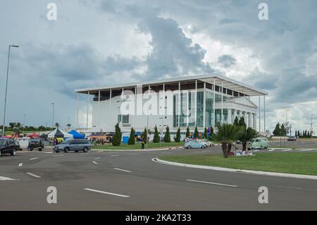 Paulinia-sp,Brasilien-Oktober 30,2022 : Paulinia Municipal Theatre 'Teatro Municipal de paulinia' gesamte Struktur an einem bewölkten Tag. Stockfoto