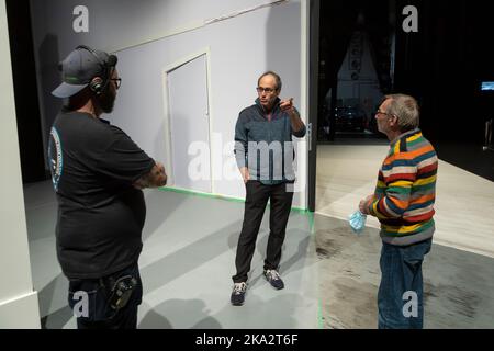 Jean-Sebastien Ouellette (Mitte), Direktor des conservatoire de musique de Quebec, gibt den letzten Schliff vor dem Beginn der Probe von t Stockfoto