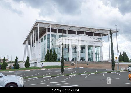 Paulinia-sp,Brasilien-Oktober 30,2022 : Paulinia Municipal Theatre 'Teatro Municipal de paulinia' gesamte Struktur an einem bewölkten Tag. Stockfoto