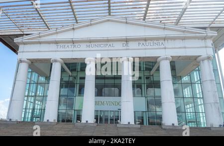 Paulinia-sp,Brasilien-Oktober 30,2022 : Paulinia Municipal Theatre 'Teatro Municipal de paulinia' gesamte Struktur an einem bewölkten Tag. Stockfoto