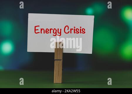 Energiekrise auf Weißbuch geschrieben Stockfoto