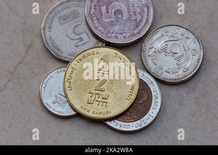 Draufsicht auf israelische Geldmünzen - israelische Münzen Stockfoto