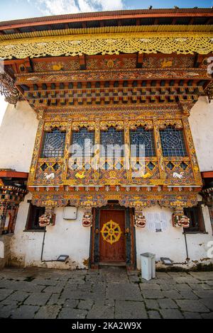 Eine vertikale Aufnahme einer historischen Gebäudefassade im Phobjikha Valley, Wangdue Phodrang, Bhutan Stockfoto