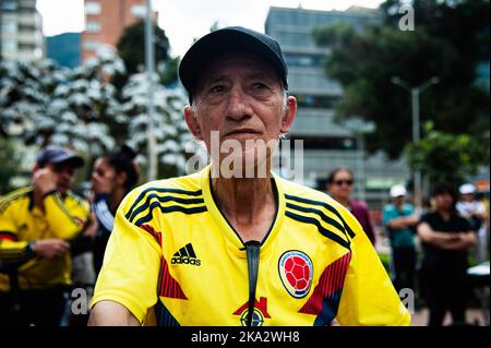 Kolumbianische Fans versammeln sich und reagieren in Bogota, Kolumbien, um das Finale zwischen Kolumbien und Spanien für die U-17 Frauen-Weltmeisterschaft am 30. Oktober 2 zu sehen Stockfoto