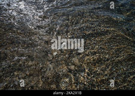 Abstrakter Hintergrund, Blick auf das durch den Wasserfluss verformte Vorland Stockfoto