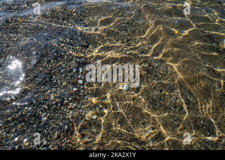 Abstrakter Hintergrund, Blick auf das durch den Wasserfluss verformte Vorland Stockfoto