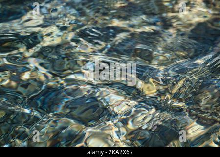 Abstrakter Hintergrund, Blick auf das durch den Wasserfluss verformte Vorland Stockfoto