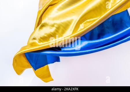 Stoffe in den Farben der ukrainischen Flagge auf weißem Hintergrund Stockfoto