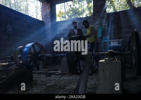 31. Oktober 2022, Bijhbehara, Jammu und Kashmir, Indien: Arbeiter buff und polieren Cricket-Fledermäuse mit pneumatischen Trommelschleifmaschinen in einer Fabrik in Sangam. Kashmiri Weide hat einen bedeutenden Ausflug in die internationale Cricket gemacht, vor kurzem wurde von einigen Spielern bei der Weltmeisterschaft T20 und der Legends Cricket League verwendet. (Bild: © Adil Abbas/ZUMA Press Wire) Stockfoto