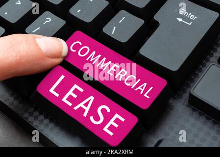 Inspiration mit Schild Commercial Lease. Konzeptionelle Fotostudie von Computer-Hardware und Software-Design Computer-Tastatur und Symbol Stockfoto