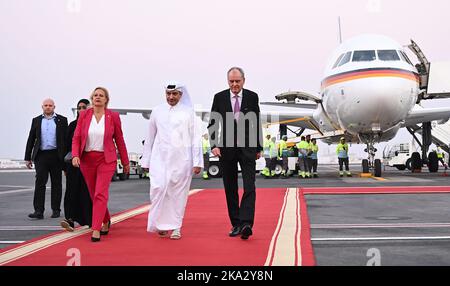 Doha, Katar. 31. Oktober 2022. Nancy Faeser (SPD), Bundesministerin für Inneres und Inneres, wird am Flughafen Doha empfangen. Faeser reist in ihrer Funktion als Sportministerin vor der WM in das Gastgeberland Katar. Die Reise wird sich auf die Menschenrechtsfragen konzentrieren, die während des Turniers diskutiert werden, wie den Schutz queerer Menschen vor Diskriminierung und Verfolgung und die Verantwortung für Wanderarbeiter, die die WM-Stadien gebaut haben. Kredit: Britta Pedersen/dpa/Alamy Live Nachrichten Stockfoto