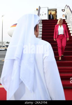 Doha, Katar. 31. Oktober 2022. Nancy Faeser (SPD), Bundesministerin für Inneres und Inneres, wird am Flughafen Doha empfangen. Faeser reist in ihrer Funktion als Sportministerin vor der WM in das Gastgeberland Katar. Die Reise wird sich auf die Menschenrechtsfragen konzentrieren, die während des Turniers diskutiert werden, wie den Schutz queerer Menschen vor Diskriminierung und Verfolgung und die Verantwortung für Wanderarbeiter, die die WM-Stadien gebaut haben. Kredit: Britta Pedersen/dpa/Alamy Live Nachrichten Stockfoto