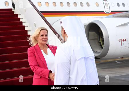 Doha, Katar. 31. Oktober 2022. Nancy Faeser (SPD), Bundesministerin für Inneres und Inneres, wird am Flughafen Doha empfangen. Faeser reist in ihrer Funktion als Sportministerin vor der WM in das Gastgeberland Katar. Die Reise wird sich auf die Menschenrechtsfragen konzentrieren, die während des Turniers diskutiert werden, wie den Schutz queerer Menschen vor Diskriminierung und Verfolgung und die Verantwortung für Wanderarbeiter, die die WM-Stadien gebaut haben. Kredit: Britta Pedersen/dpa/Alamy Live Nachrichten Stockfoto