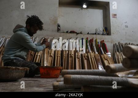 31. Oktober 2022, Bijhbehara, Jammu und Kashmir, Indien: Ein Arbeiter poliert eine Fledermaus, während er in einer Fabrik in Sangam einen Cricket-Schläger macht. Kashmiri Weide hat einen bedeutenden Ausflug in die internationale Cricket gemacht, vor kurzem wurde von einigen Spielern bei der Weltmeisterschaft T20 und der Legends Cricket League verwendet. (Bild: © Adil Abbas/ZUMA Press Wire) Stockfoto