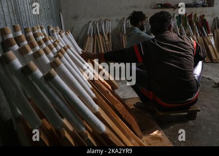 31. Oktober 2022, Bijhbehara, Jammu und Kaschmir, Indien: Ein Arbeiter beendet eine Fledermaus, während er in einer Fabrik in Sangam einen Cricket-Schläger macht. Kashmiri Weide hat einen bedeutenden Ausflug in die internationale Cricket gemacht, vor kurzem wurde von einigen Spielern bei der Weltmeisterschaft T20 und der Legends Cricket League verwendet. (Bild: © Adil Abbas/ZUMA Press Wire) Stockfoto