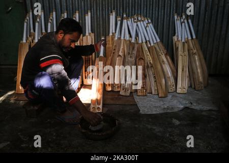 31. Oktober 2022, Bijhbehara, Jammu und Kashmir, Indien: Ein Arbeiter poliert eine Fledermaus, während er in einer Fabrik in Sangam einen Cricket-Schläger macht. Kashmiri Weide hat einen bedeutenden Ausflug in die internationale Cricket gemacht, vor kurzem wurde von einigen Spielern bei der Weltmeisterschaft T20 und der Legends Cricket League verwendet. (Bild: © Adil Abbas/ZUMA Press Wire) Stockfoto