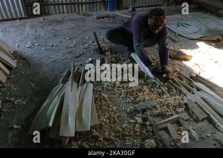 31. Oktober 2022, Bijhbehara, Jammu und Kashmir, Indien: Ein Arbeiter formt eine Weide mit einem Holzbearbeitungswerkzeug, um Cricket-Schläger in einer Fabrik in Sangam zu produzieren. Schläger, während er einen Cricket-Schläger in einer Fabrik in Sangam macht. Kashmiri Weide hat einen bedeutenden Ausflug in die internationale Cricket gemacht, vor kurzem wurde von einigen Spielern bei der Weltmeisterschaft T20 und der Legends Cricket League verwendet. (Bild: © Adil Abbas/ZUMA Press Wire) Stockfoto