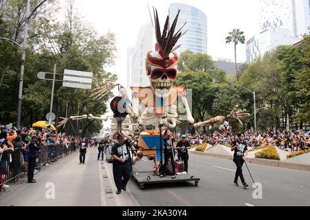 Mexiko-Stadt, Mexiko. 29. Oktober 2022. Die Teilnehmer nehmen an der Parade zum Großen Tag der Toten „Mexiko: Der Nabel des Mondes“ Teil, einer der repräsentativsten Veranstaltungen der Feierlichkeiten zum Tag der Toten in der Reforma Avenue. Am 29. Oktober 2022, Mexiko-Stadt, Mexiko. (Foto: Carlos Tischler/ Eyepix Group/Sipa USA) Quelle: SIPA USA/Alamy Live News Stockfoto