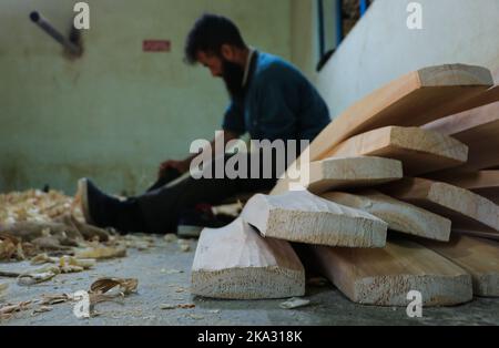 31. Oktober 2022, Bijhbehara, Jammu und Kashmir, Indien: Ein Arbeiter formt eine Weide mit einem Holzbearbeitungswerkzeug, um Cricket-Schläger in einer Fabrik in Sangam herzustellen. Kashmiri Weide hat einen bedeutenden Ausflug in die internationale Cricket gemacht, vor kurzem wurde von einigen Spielern bei der Weltmeisterschaft T20 und der Legends Cricket League verwendet. (Bild: © Adil Abbas/ZUMA Press Wire) Stockfoto