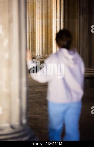 Berlin, Deutschland. 27. Oktober 2022. Asade (Name geändert) steht an Ihrer Säule des Brandenburger Tors. Trotz Zensur im Iran bleibt Azadeh mit ihrer Familie dort in Kontakt. Darüber zu sprechen ist nicht ohne Gefahr, sie will nichts riskieren. (To dpa 'Trotz Zensur: Wie Iraner in Deutschland Kontakt mit ihrer Heimat haben') Quelle: Christoph Soeder/dpa/Alamy Live News Stockfoto