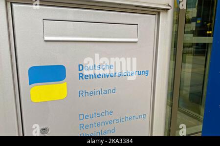 Düsseldorf, Deutschland - Oktober 9. 2022: Moderner Briefkasten mit Logo-Schriftzug der deutschen Rentenversicherung Rheinland Stockfoto