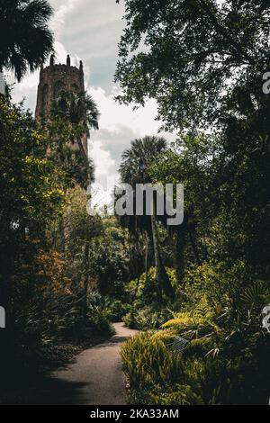 Eine vertikale Aufnahme des Fußweges in den Bok Tower Gardens. Florida, Usa. Stockfoto