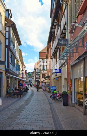 Neustadt an der Weinstraße, Rheinland-Pfalz, Deutschland - 01. Juli 2022: Die Hauptstrasse ist eine Fußgängerzone zwischen Fachwerkhäusern. Stockfoto