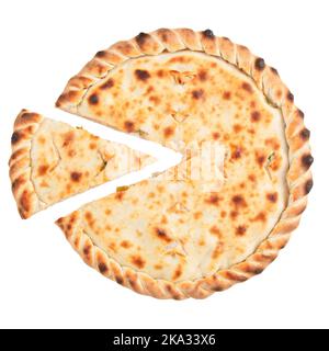 Seitenansicht des hausgemachten ossetischen Pies mit Lachs und Käse, isoliert auf Weiß. Draufsicht. Stockfoto