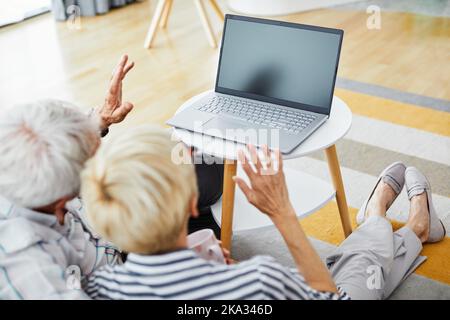 Laptop Computer Technologie Online-Kommunikation Senior Frau zu Hause Internet Video Anruf Mann Verbindung Stockfoto