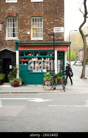 Eine vertikale Aufnahme des Pollock's Toy Museum in der Scala Street, Fitzrovia, West London, Großbritannien Stockfoto