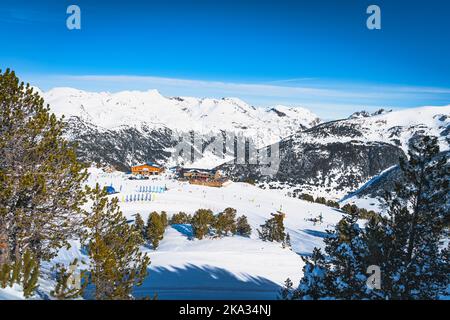 Menschen, Familien, Skifahrer und Snowboarder entspannen und Spaß haben im Winter in Soldeu Skilifte Cross Center, Grandvalira, Andorra, Pyrenäen Stockfoto